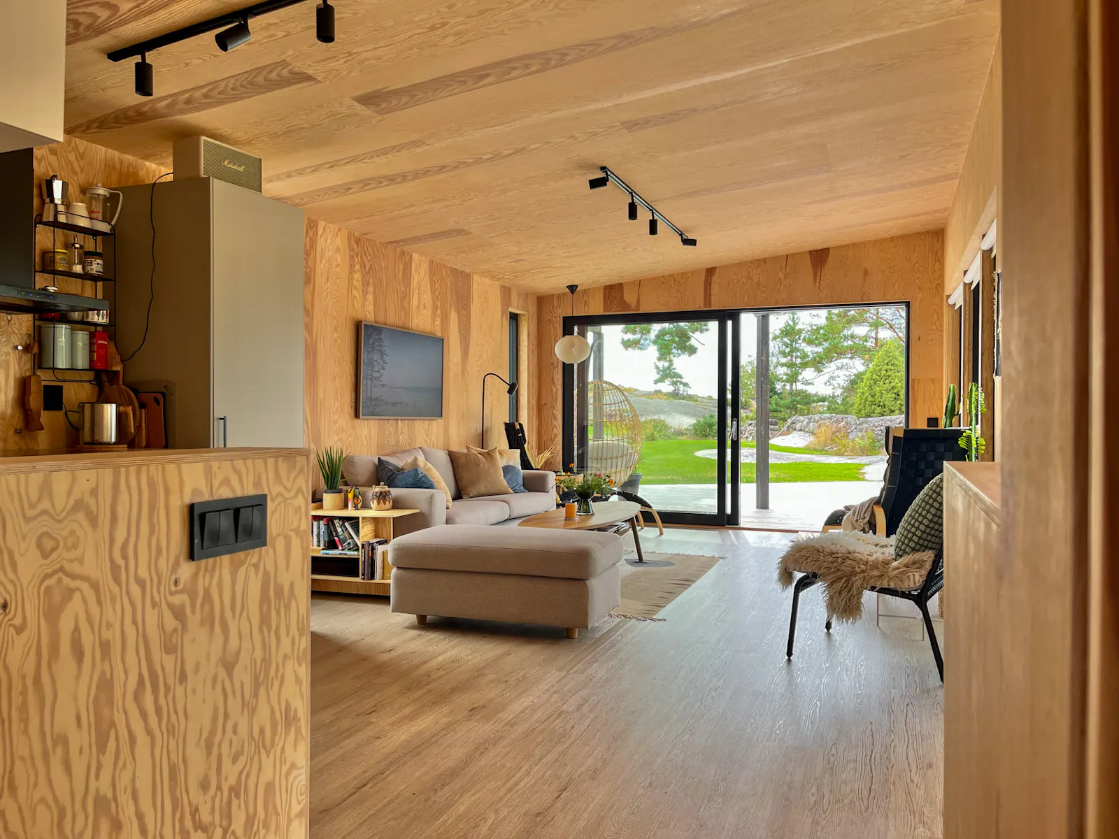 Arkitektritad villa nära havet på Resö – bild 3 av 24