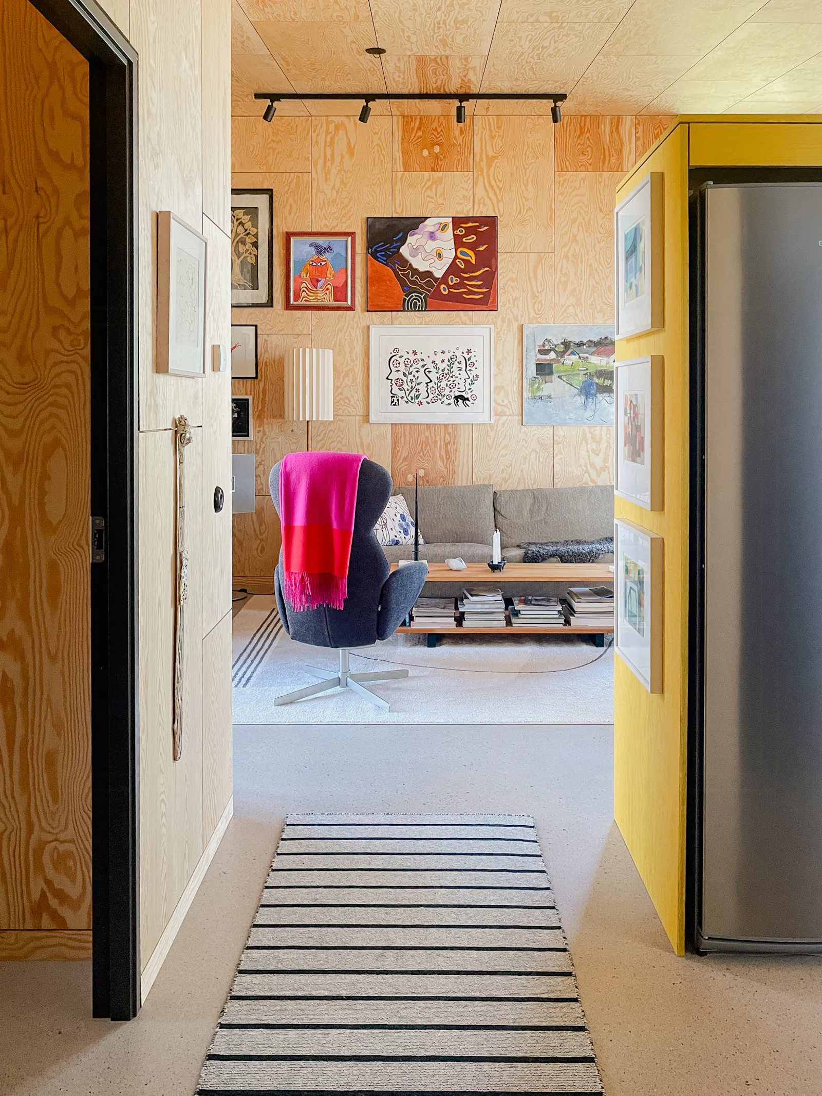 Modernt trähus bland äppelträd med havsutsikt – bild 13 av 21