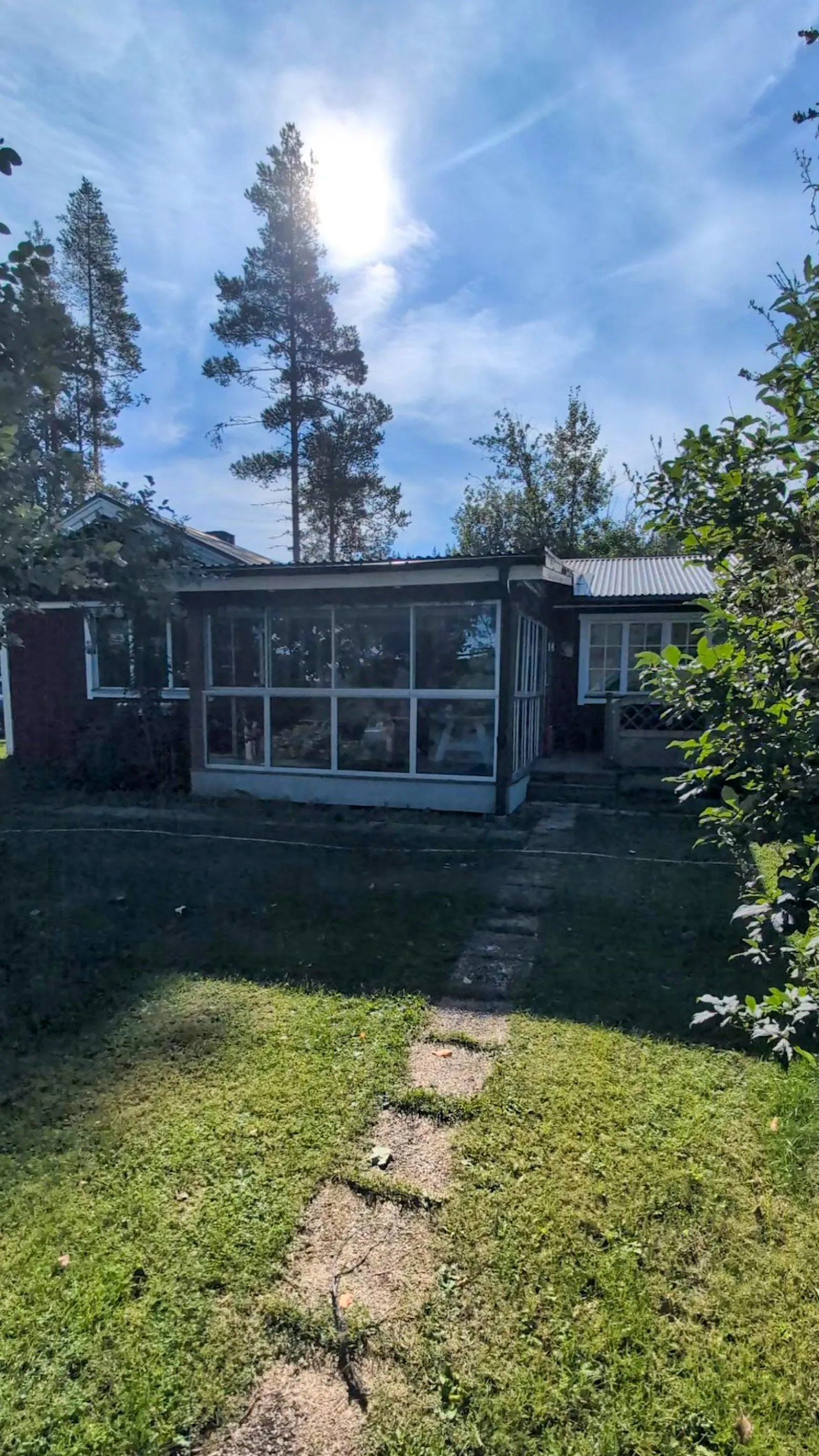 Stuga med sjöutsikt och badtunna i norra Sverige – bild 23 av 24