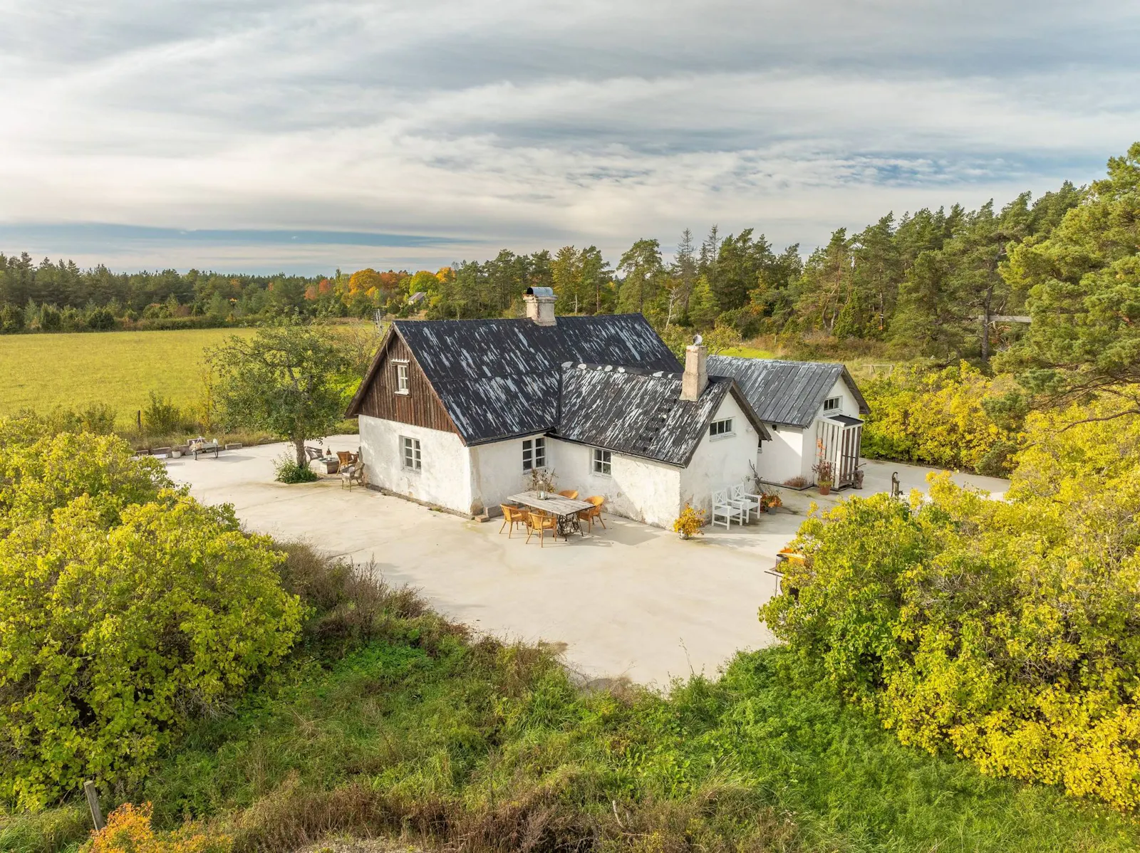 1800-talsgård i kalksten på Gotlands Hangvar – bild 2 av 24
