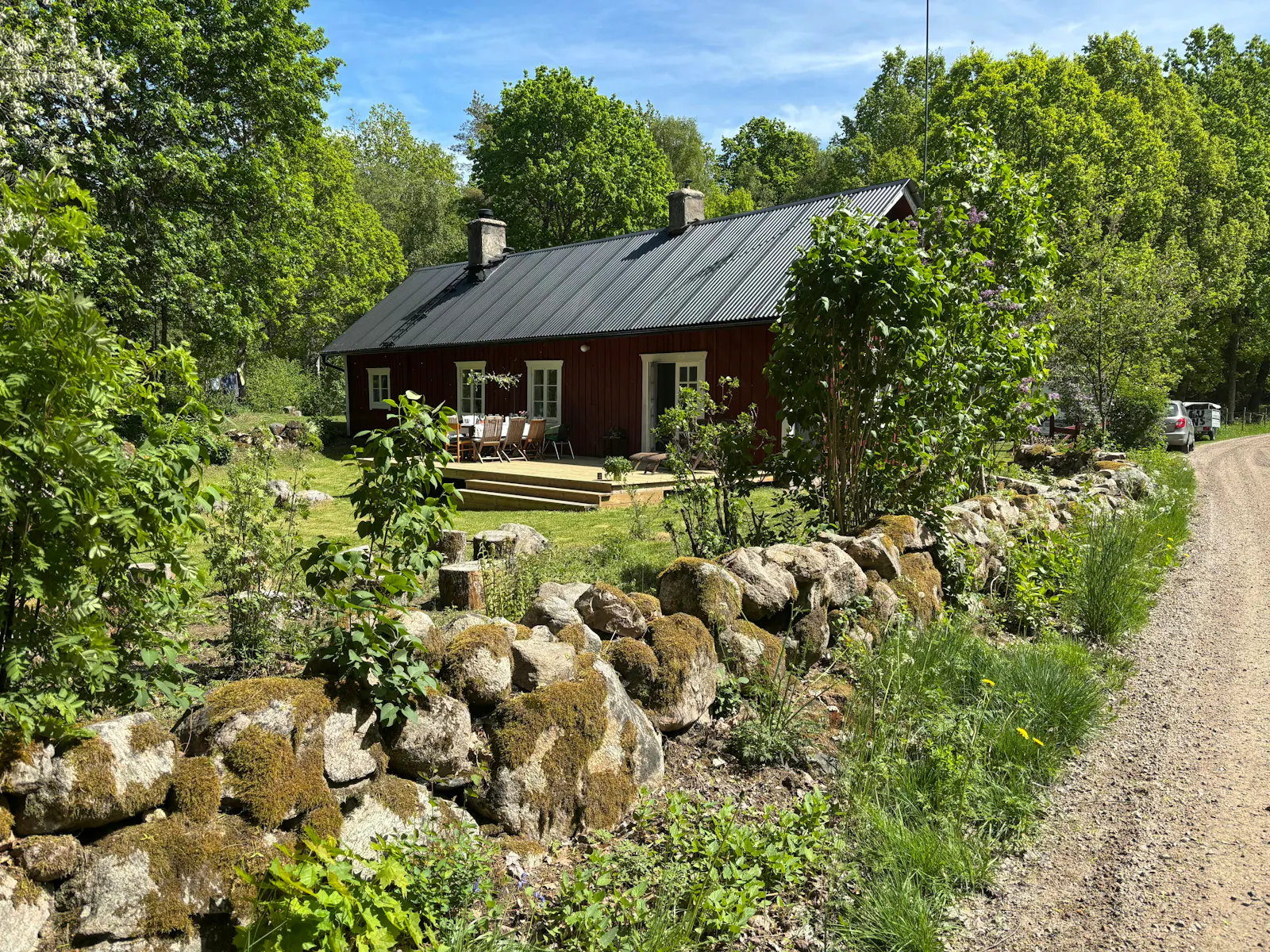 Traditionellt svenskt hus i skogens djup – bild 17 av 24