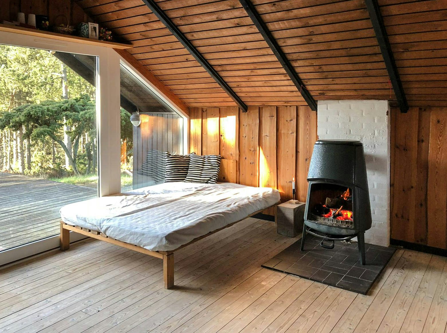 Bjælkehytte på idyllisk naturgrund