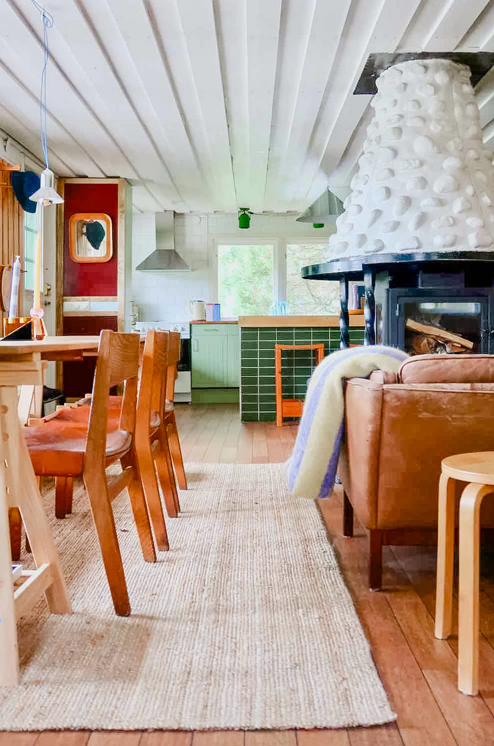 Arkitektritad stuga från 60-talet mitt i skogen – bild 9 av 24
