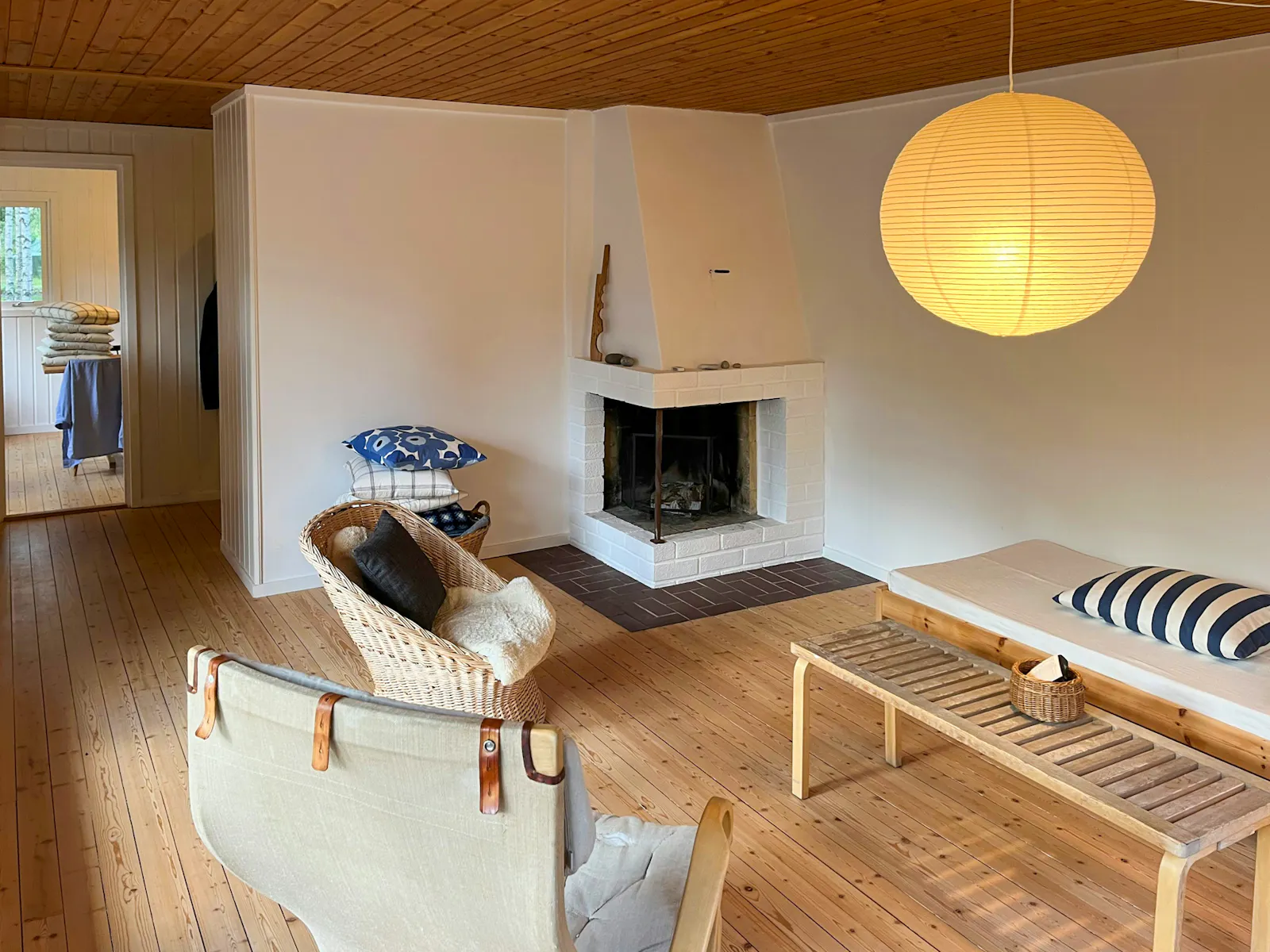 Skogsstuga nära sjöar i Stockholms skärgård – bild 4 av 24