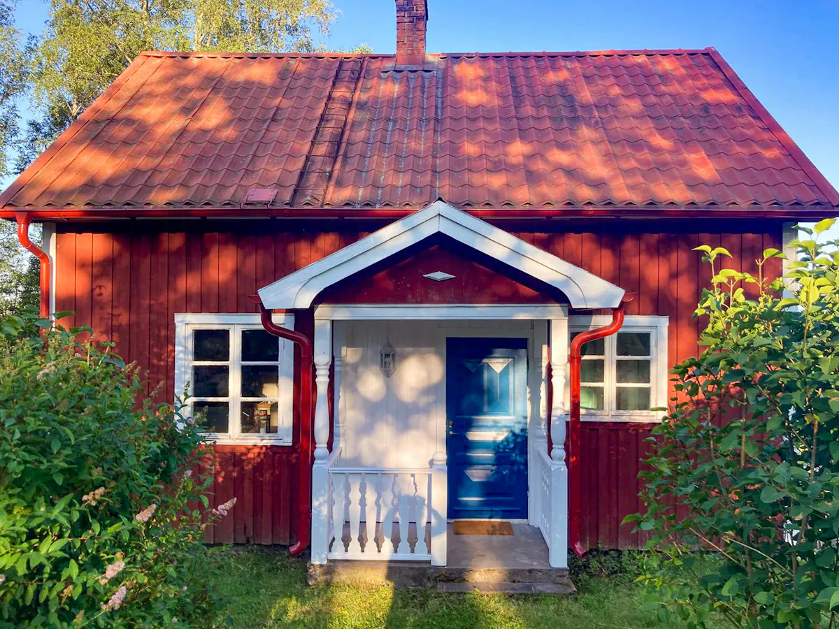 Mysigt svenskt hus vid Fryken med öppen spis
