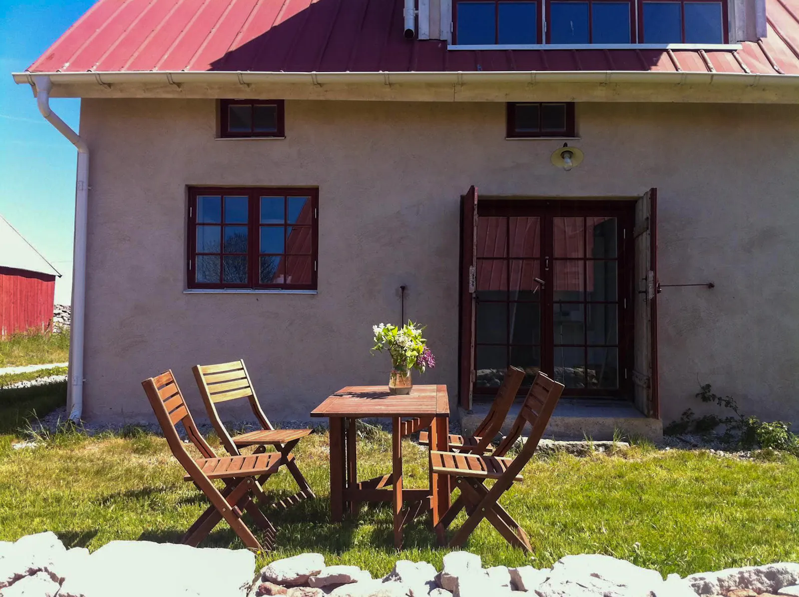 Traditionellt gårdshus vid Dämba sjö på Fårö – bild 16 av 19