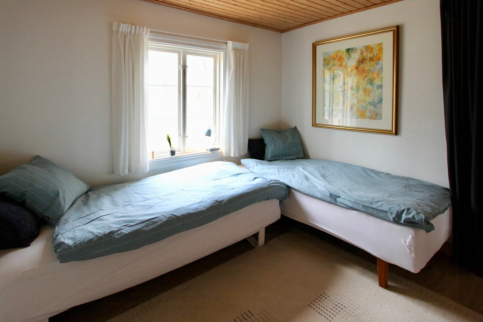 Traditionellt svenskt hus i skogens djup – bild 13 av 24