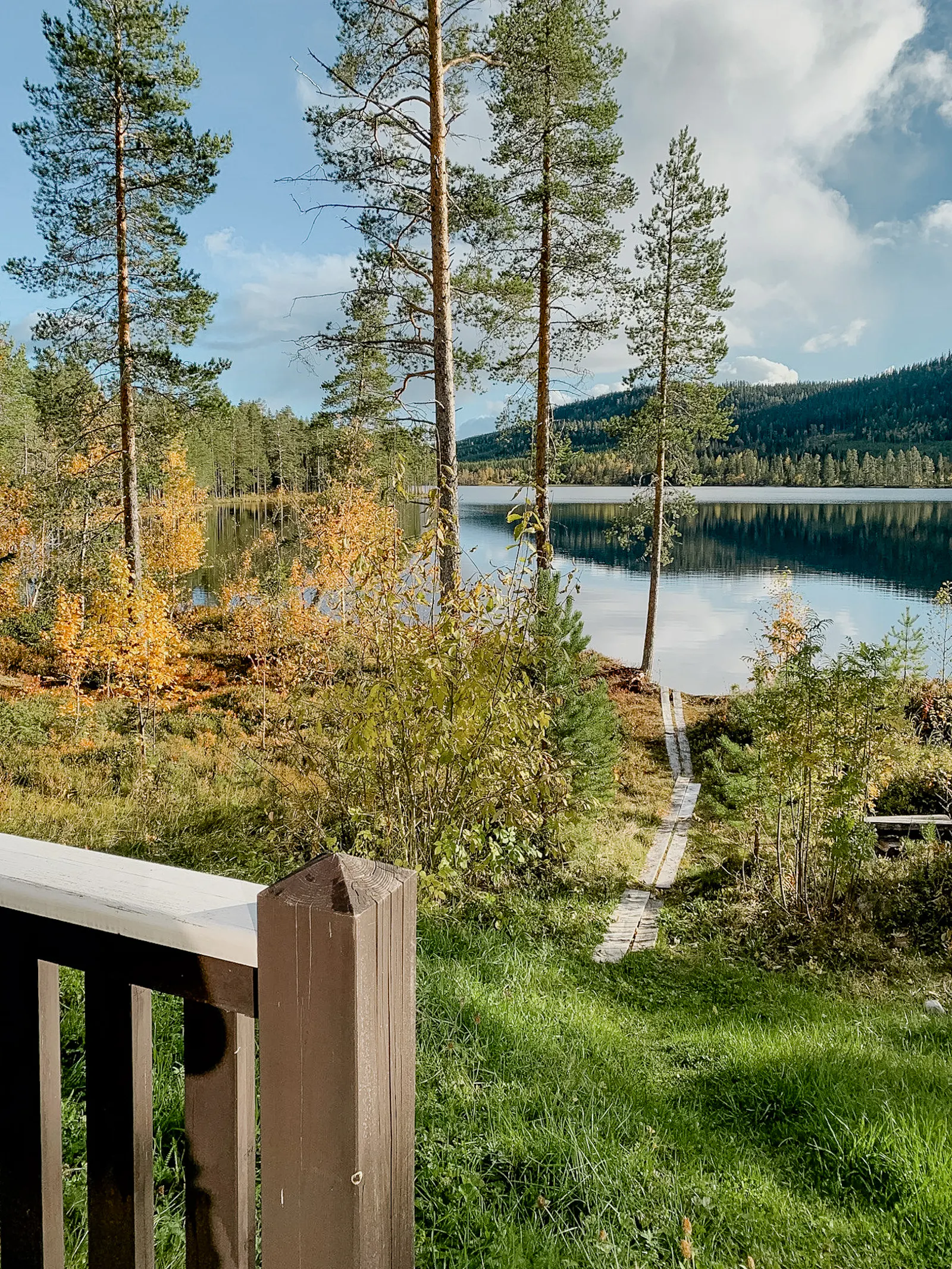Handbyggt timmerhus vid sjön i Vemdalen – bild 3 av 18