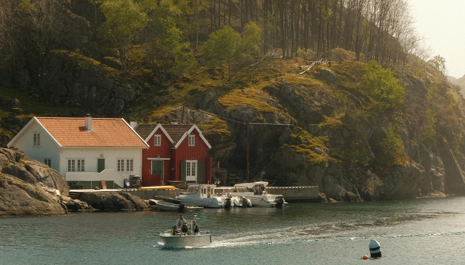 Vestlandet i Norge med smukke små sommerhuse langs kysten