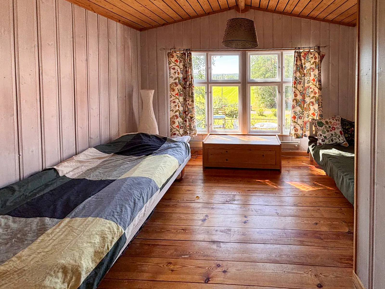 Timmerhus från 1800-talet vid ån i Gästrikland – bild 19 av 24