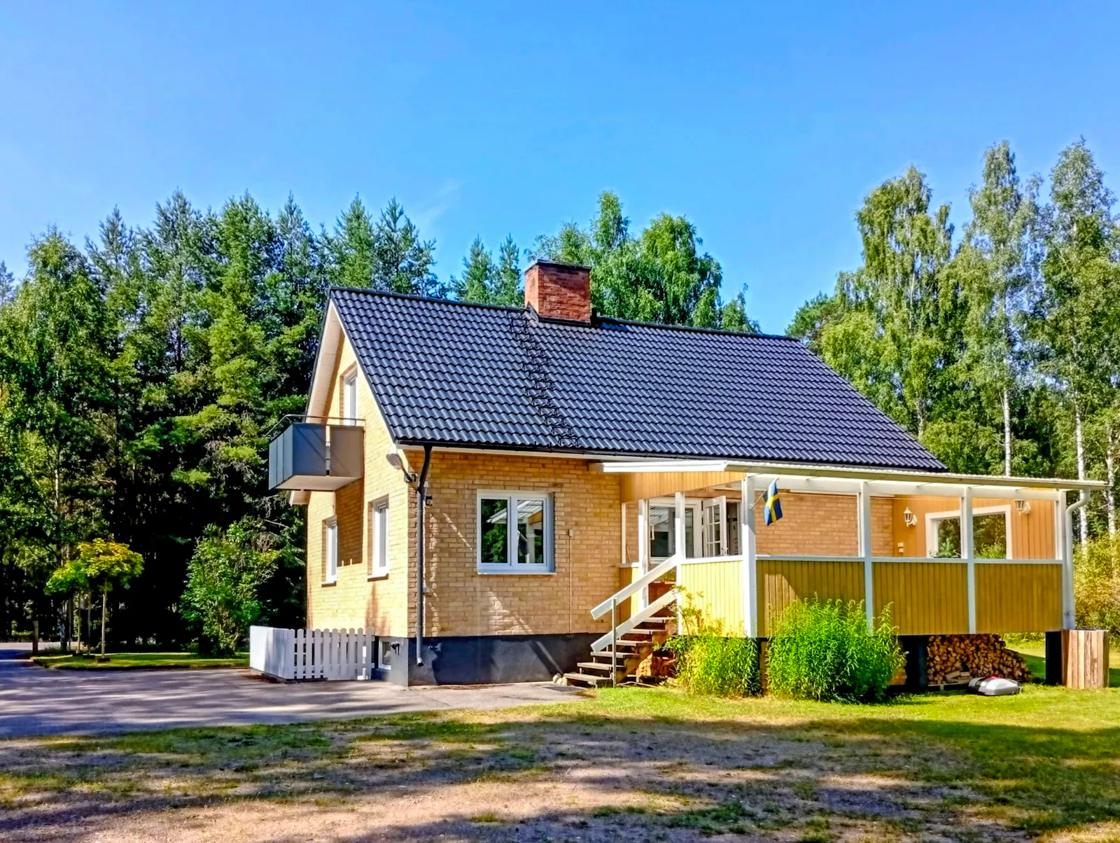 Modernt hus vid floden i Lönneberga – bild 23 av 24