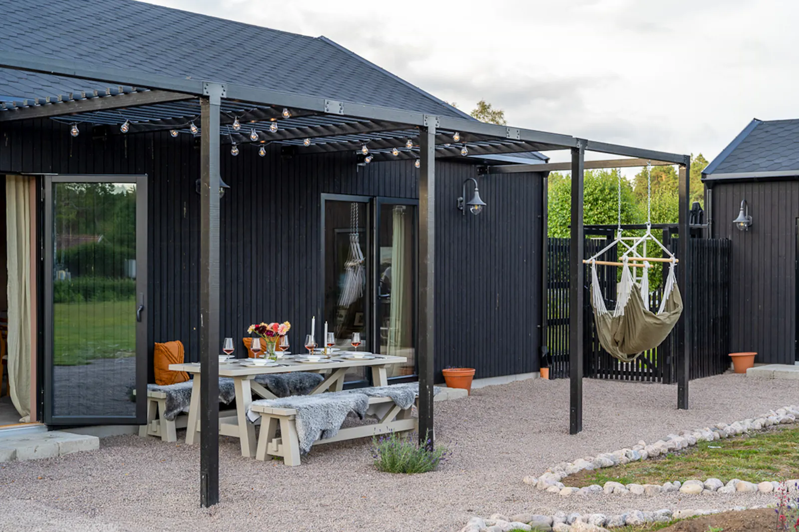 Designad stuga med gästhus vid Mullsjön – bild 4 av 24