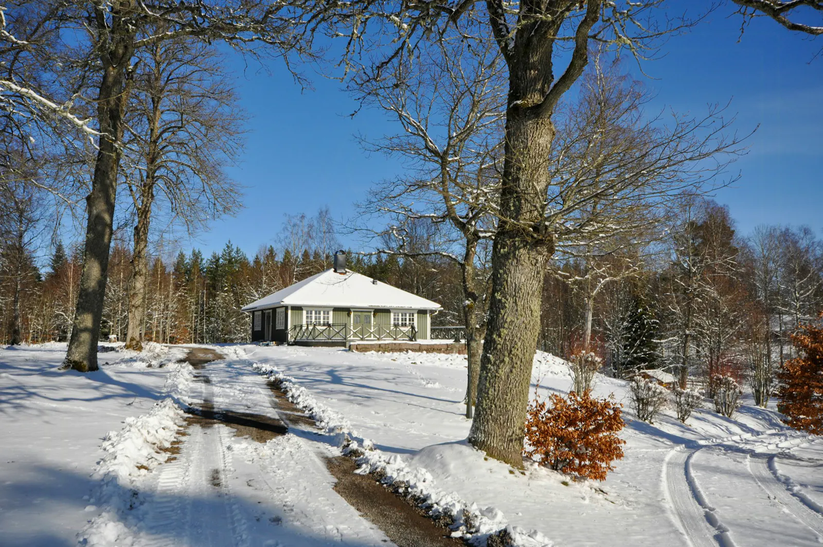 Sjöhus med bastu och brygga nära Vättern – bild 21 av 22