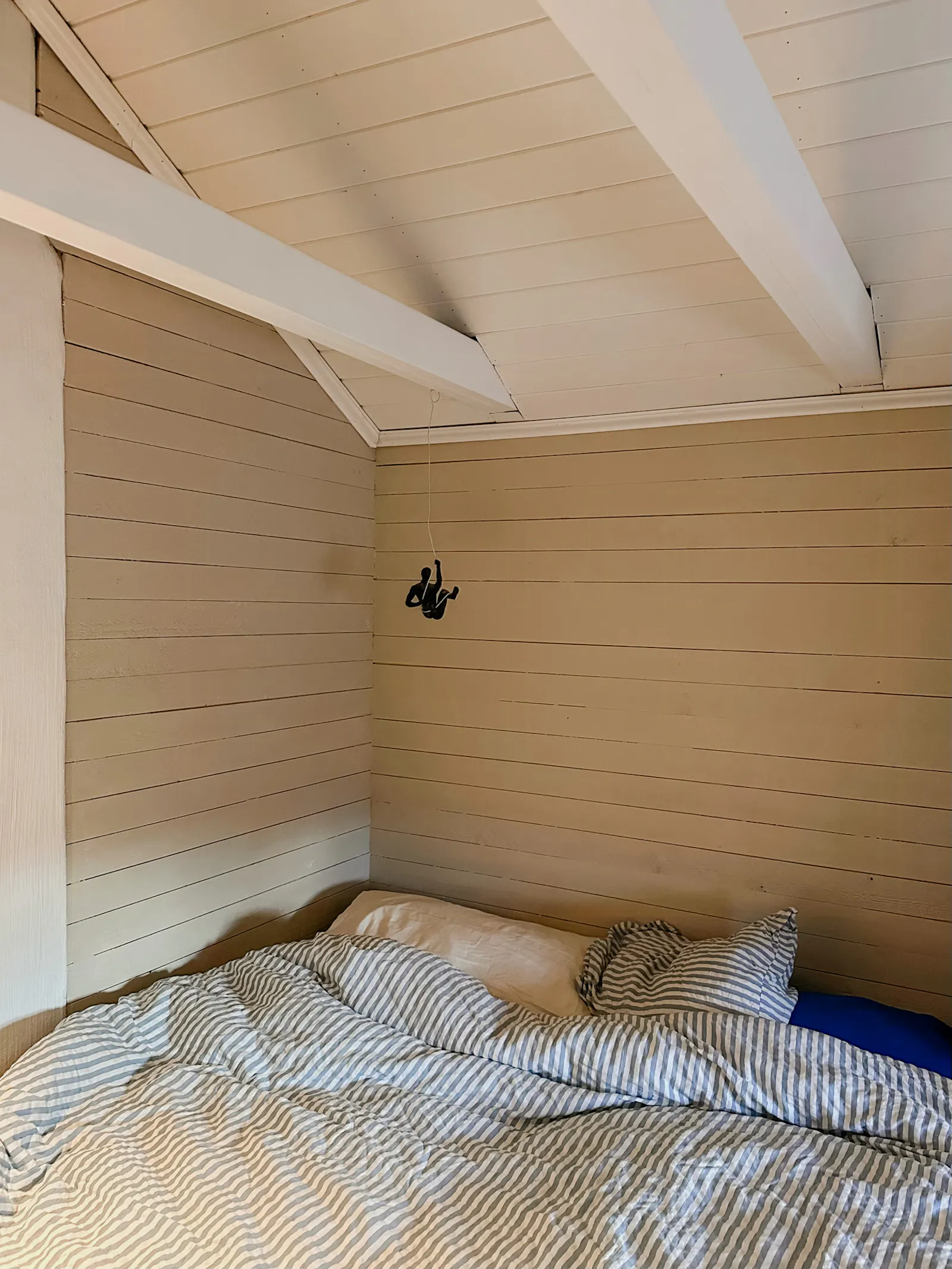 Faluröd gård med bullerbykänsla i Kåddis – bild 12 av 21
