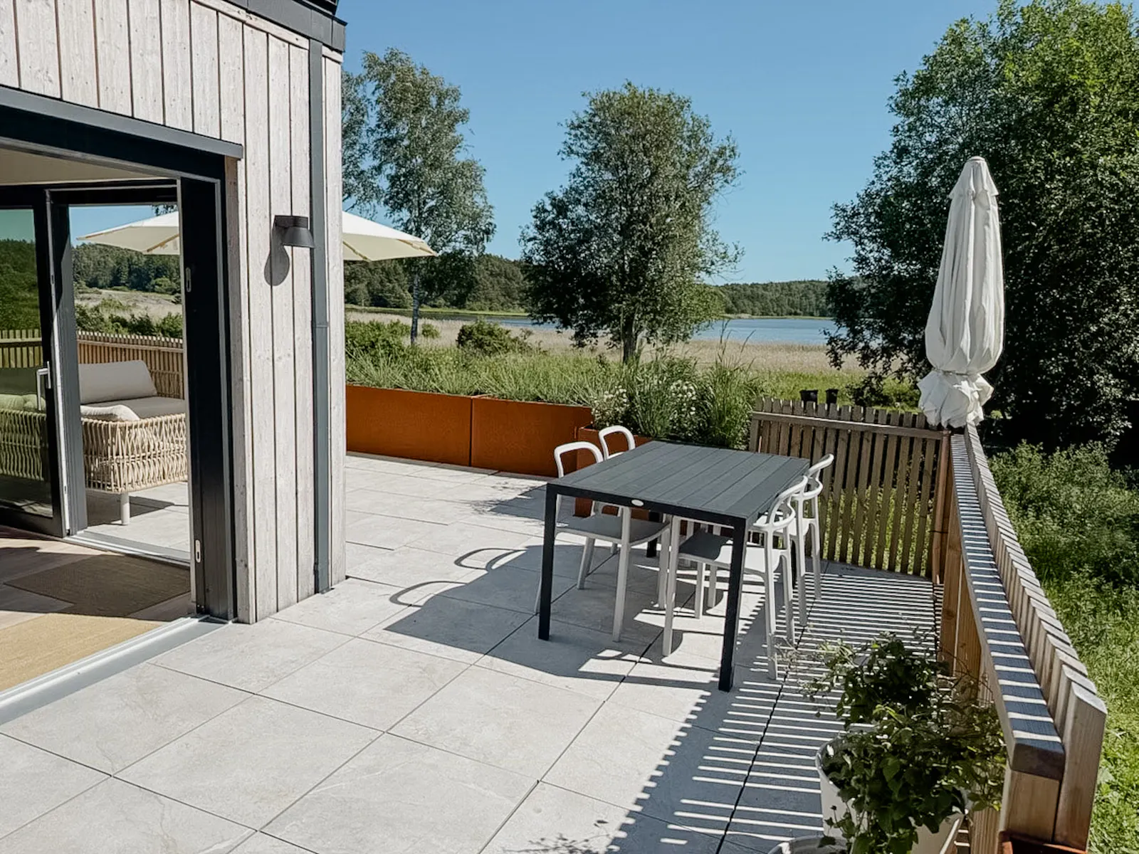 Ljus stuga med en storslagen terrass vid sjön – bild 24 av 24