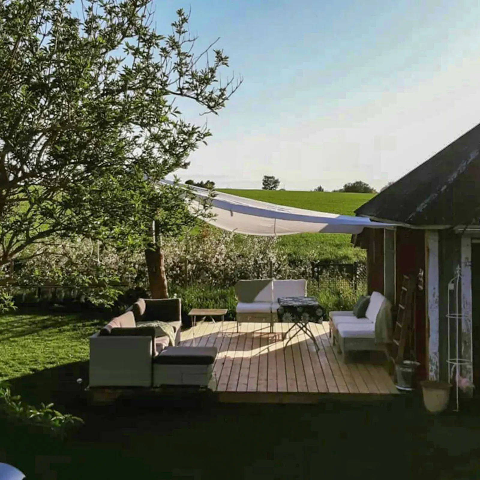 En lugn oas med härlig villaträdgård – bild 19 av 24