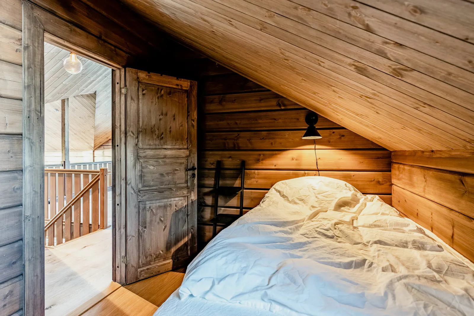 Arkitektritad fjällstuga med panoramavy – bild 17 av 24