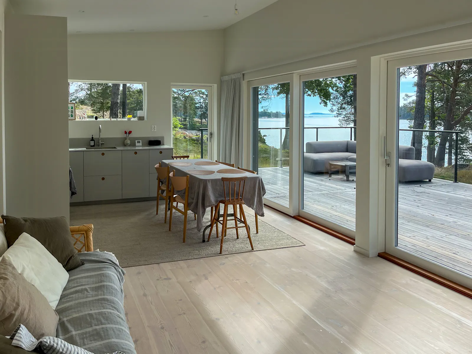 Hus med utsikt mot fjärden på Dalarö – bild 2 av 22