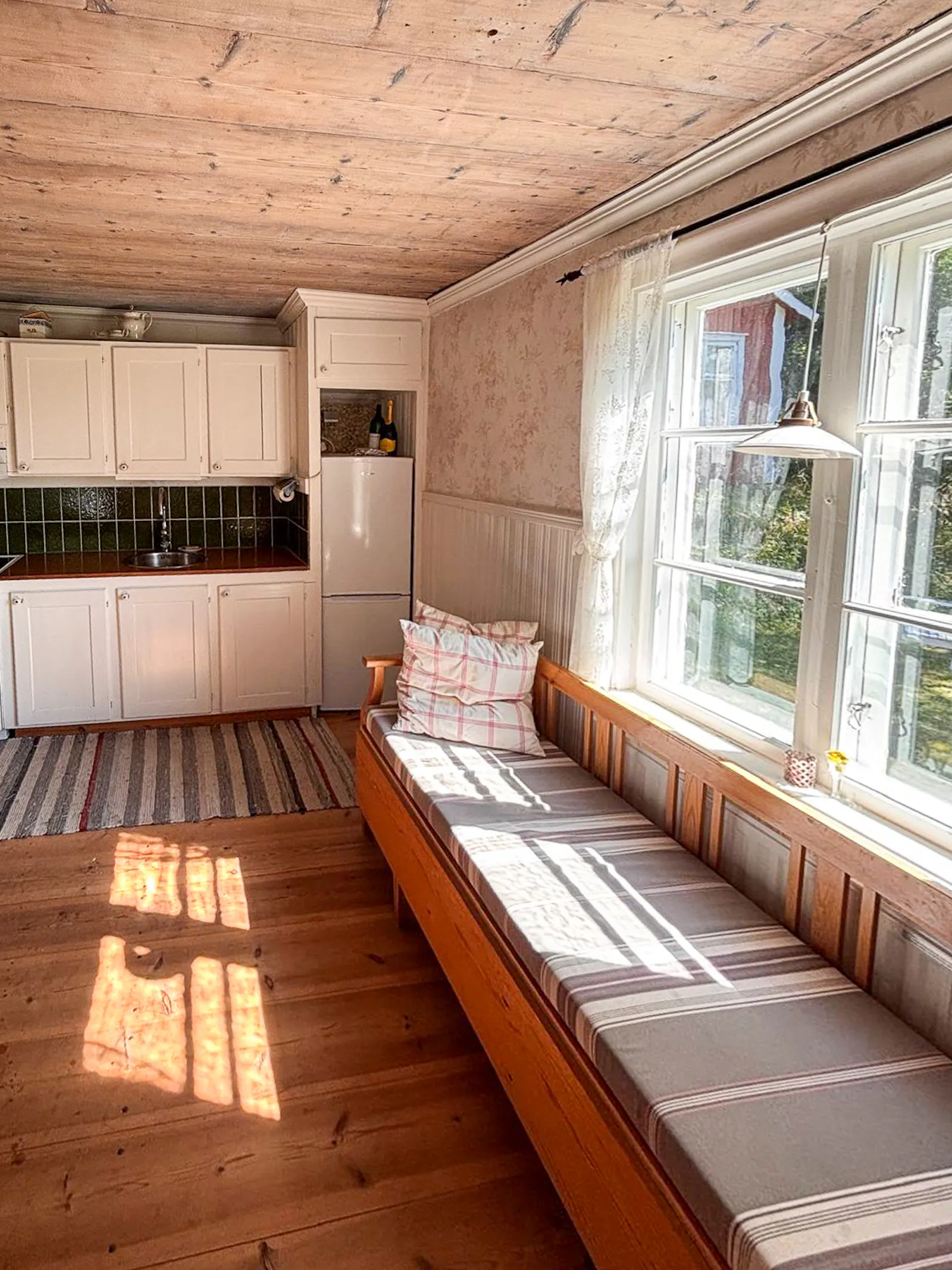 Timmerhus från 1800-talet vid ån i Gästrikland – bild 5 av 24