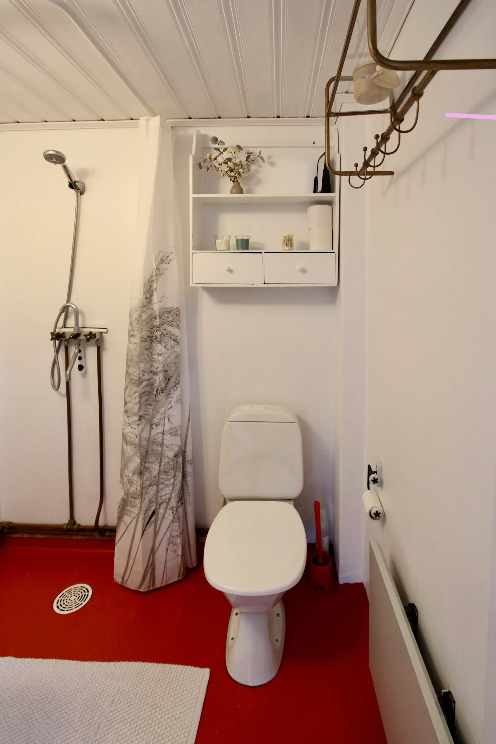 Traditionellt svenskt hus i skogens djup – bild 15 av 24