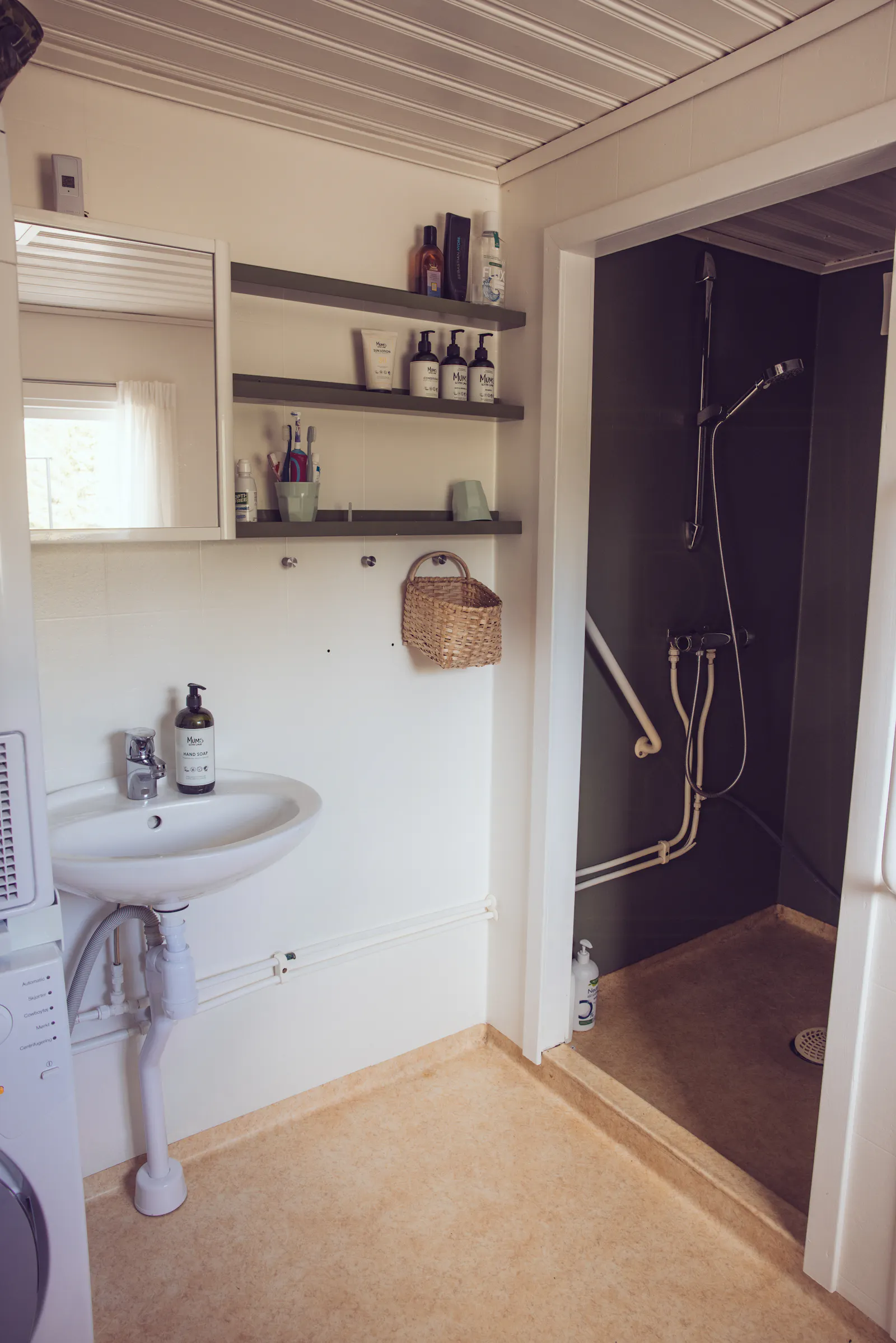 Svenskt timmerhus i naturskön miljö – bild 23 av 24