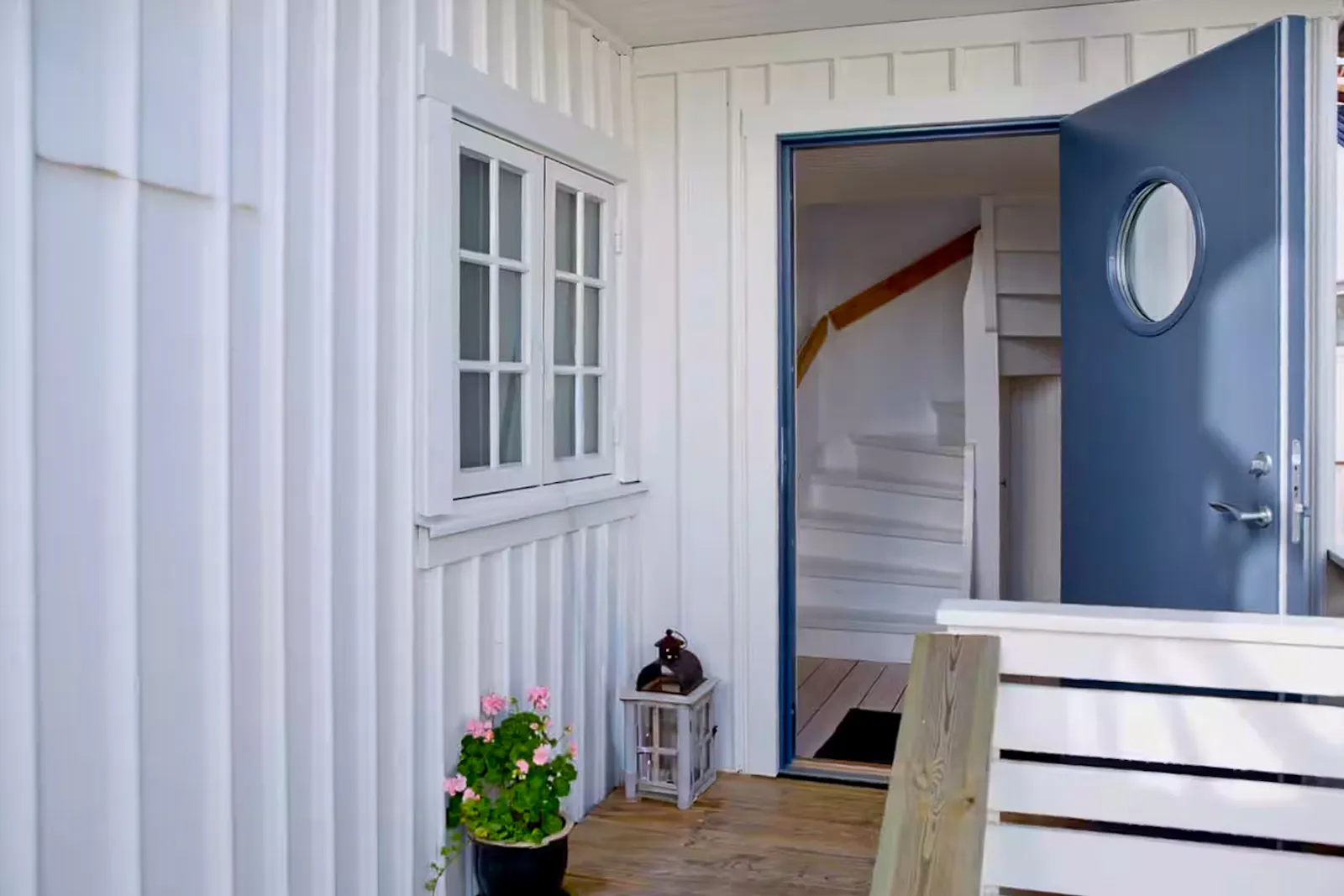 Ett vitt trähus i öns charmigaste gränd – bild 23 av 24