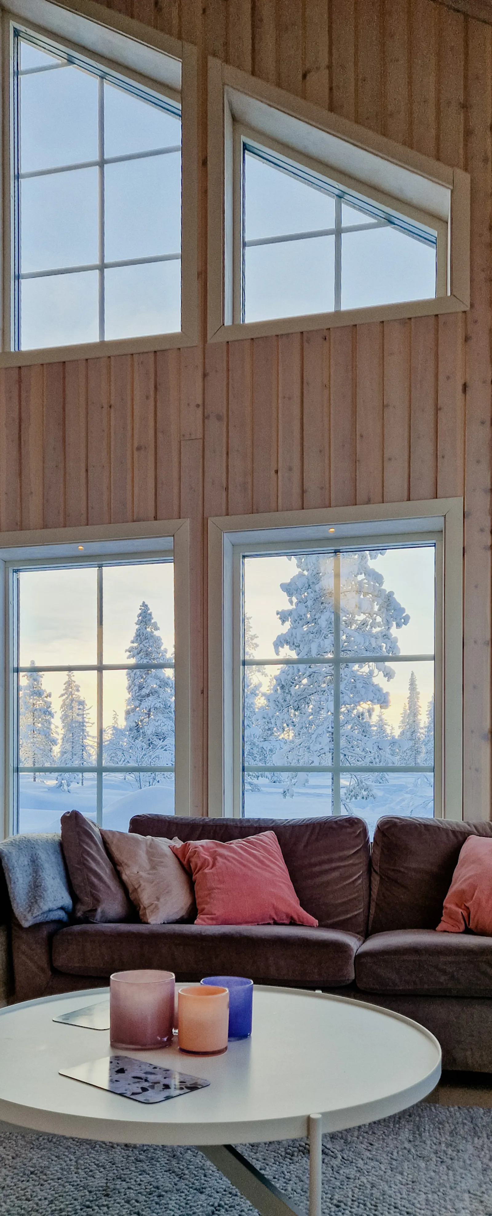 Ljus fjällstuga med utsikt över Näsfjällets topp – bild 18 av 24