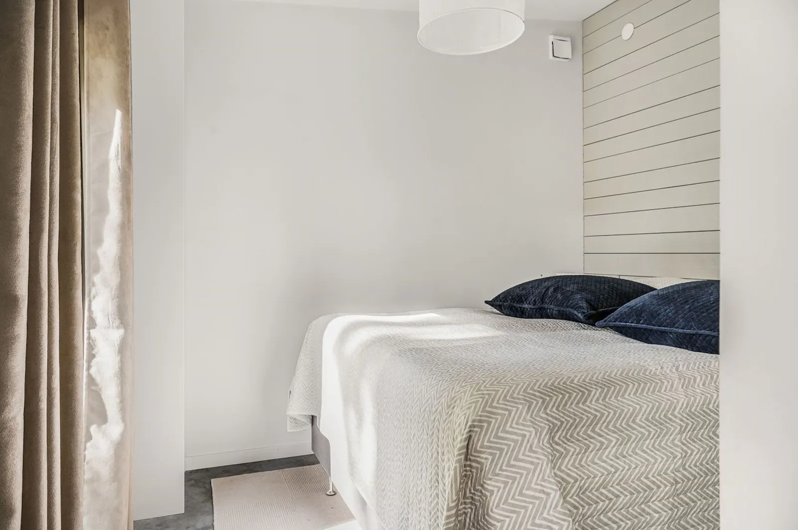 Nybyggt arkitektritat hus vid havet i Sandviken – bild 14 av 23