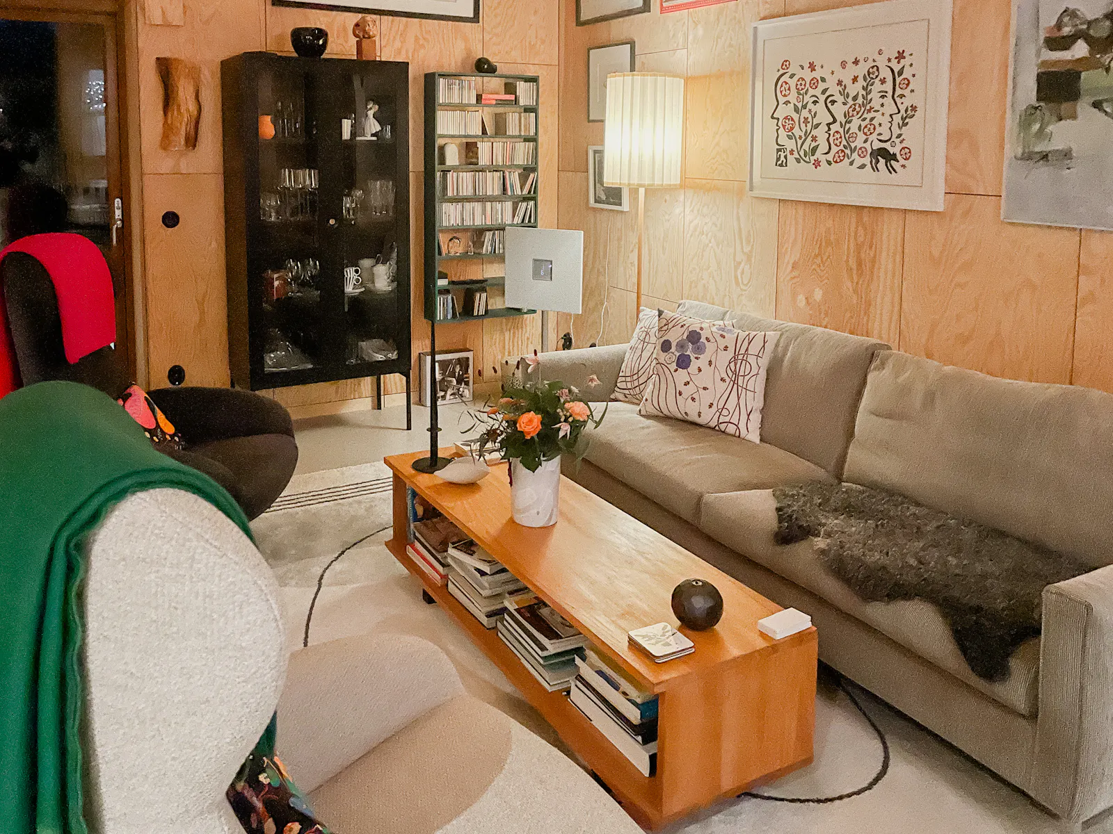 Modernt trähus bland äppelträd med havsutsikt – bild 8 av 21