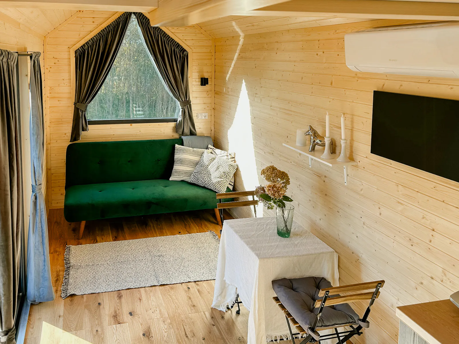 Minihus mellan åkrar och hav på Vässingsö – bild 3 av 24