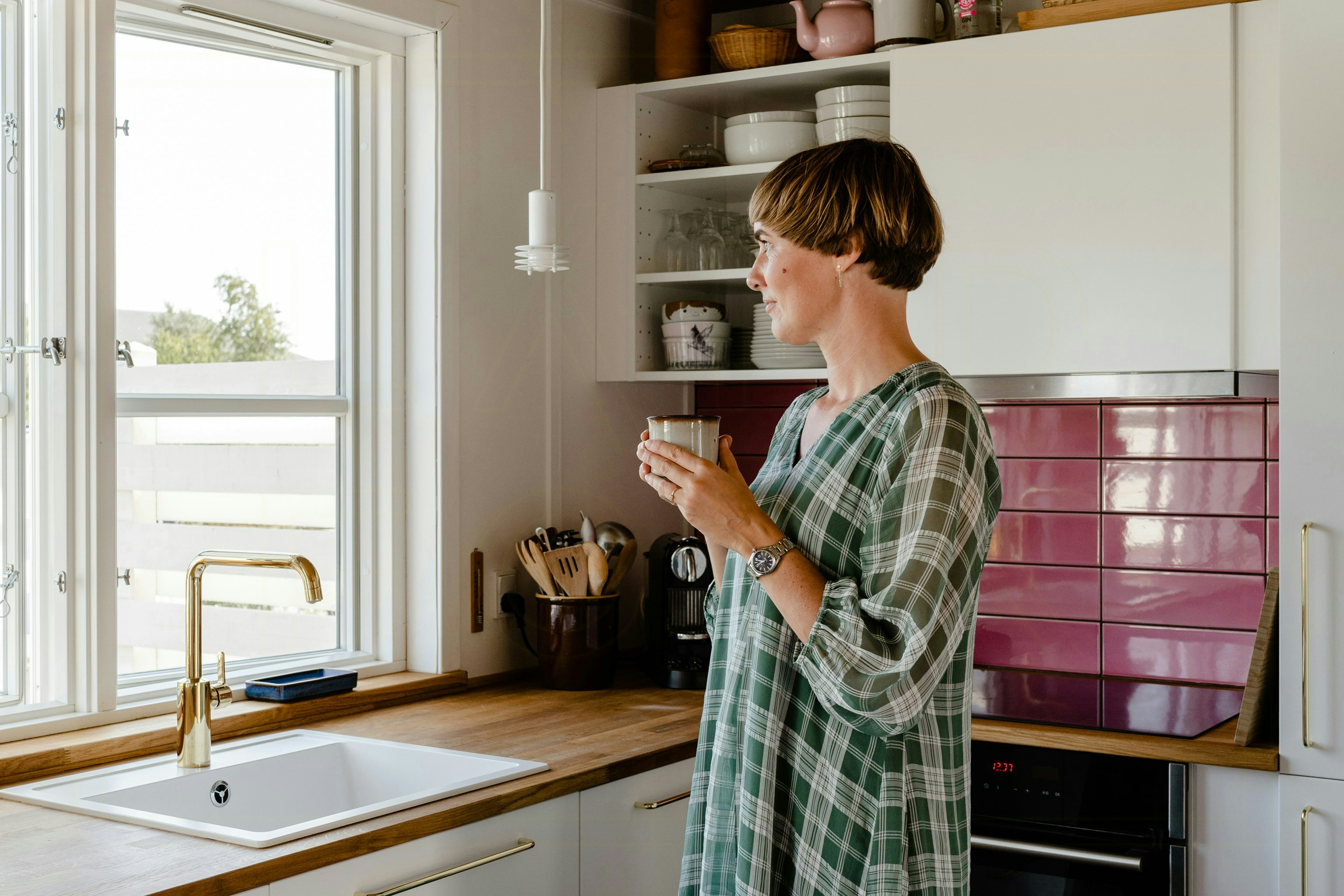 Signe har renoveret sit sommerhus med secondhand-interiør og et væld af farver cover image