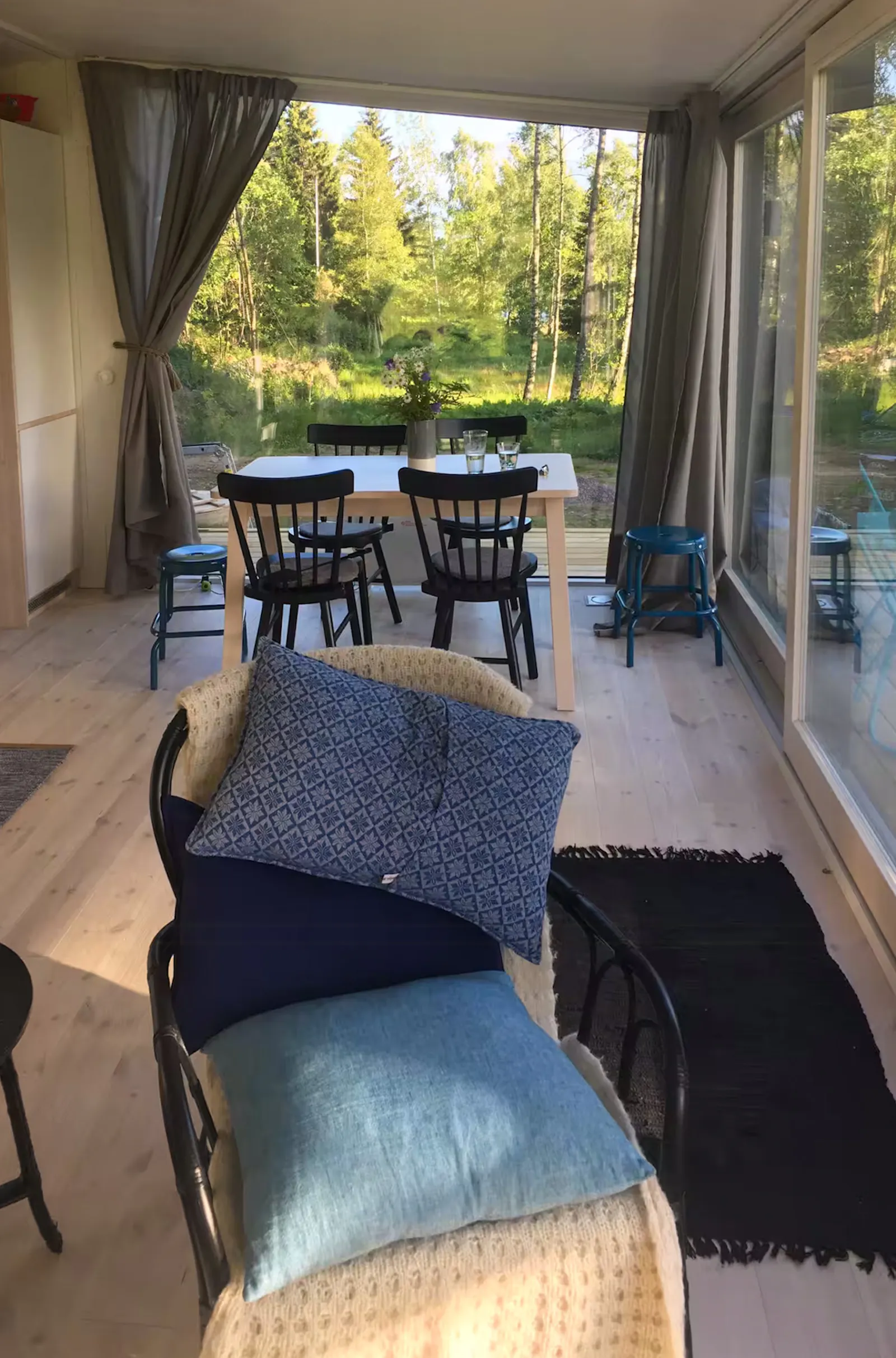 Modern stuga med bastu vid insjön i Bjäsäter – bild 2 av 24