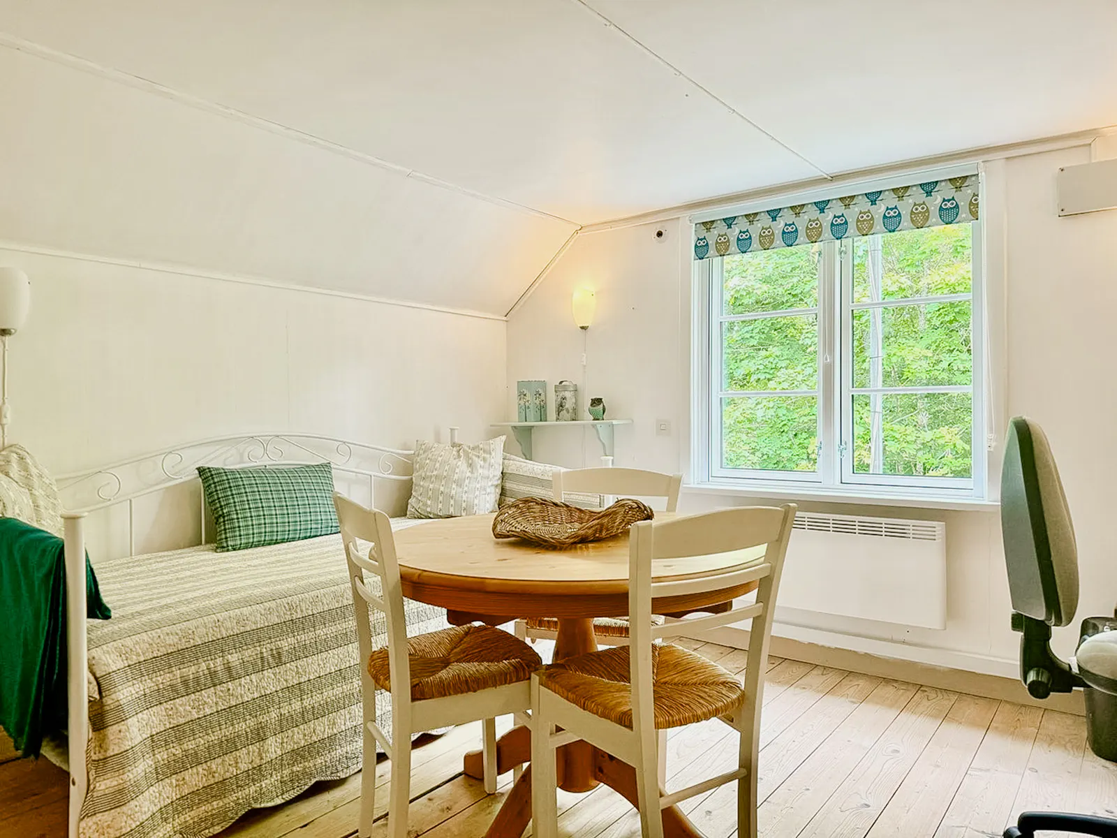 Mysig stuga i skogens lugn – bild 20 av 24