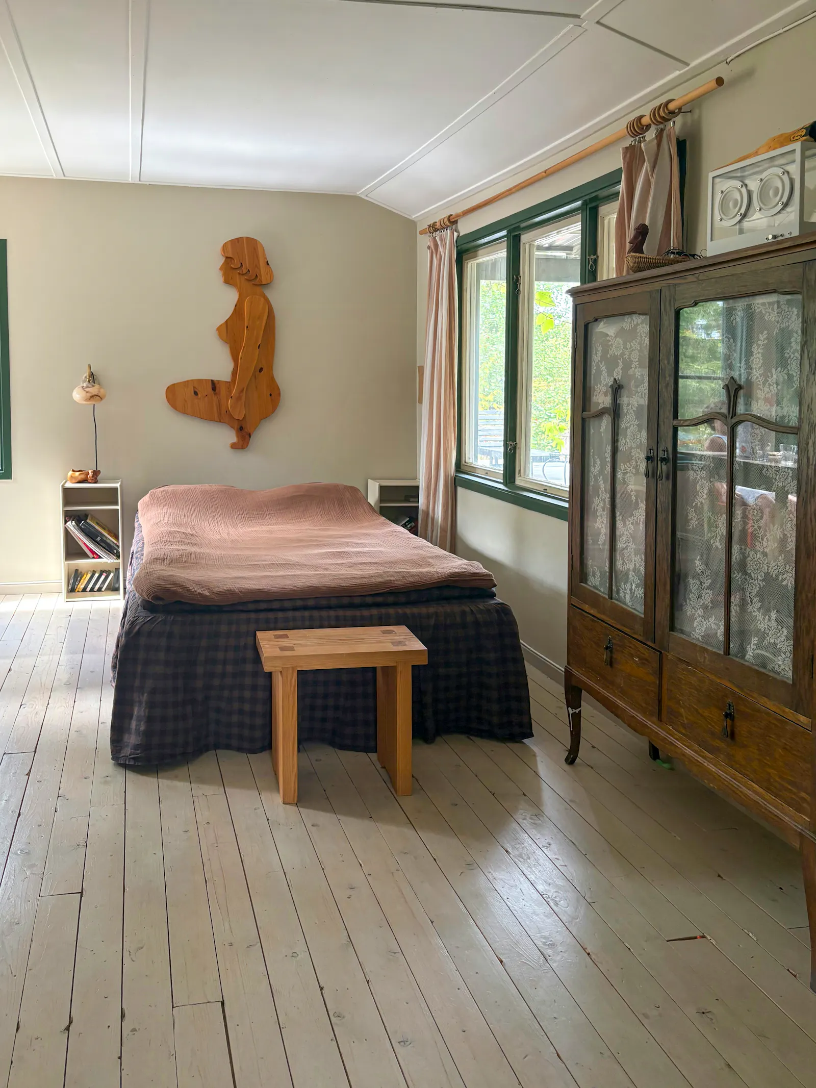 Mysig stuga omgiven av skog och natur – bild 16 av 24