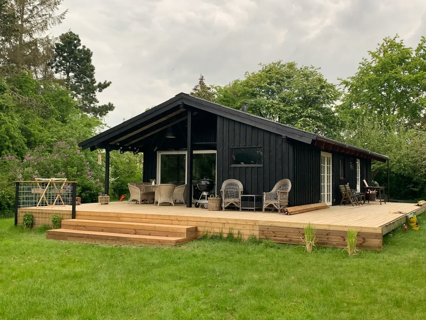Smukt træhus med kæmpe træterrasse midt i naturen