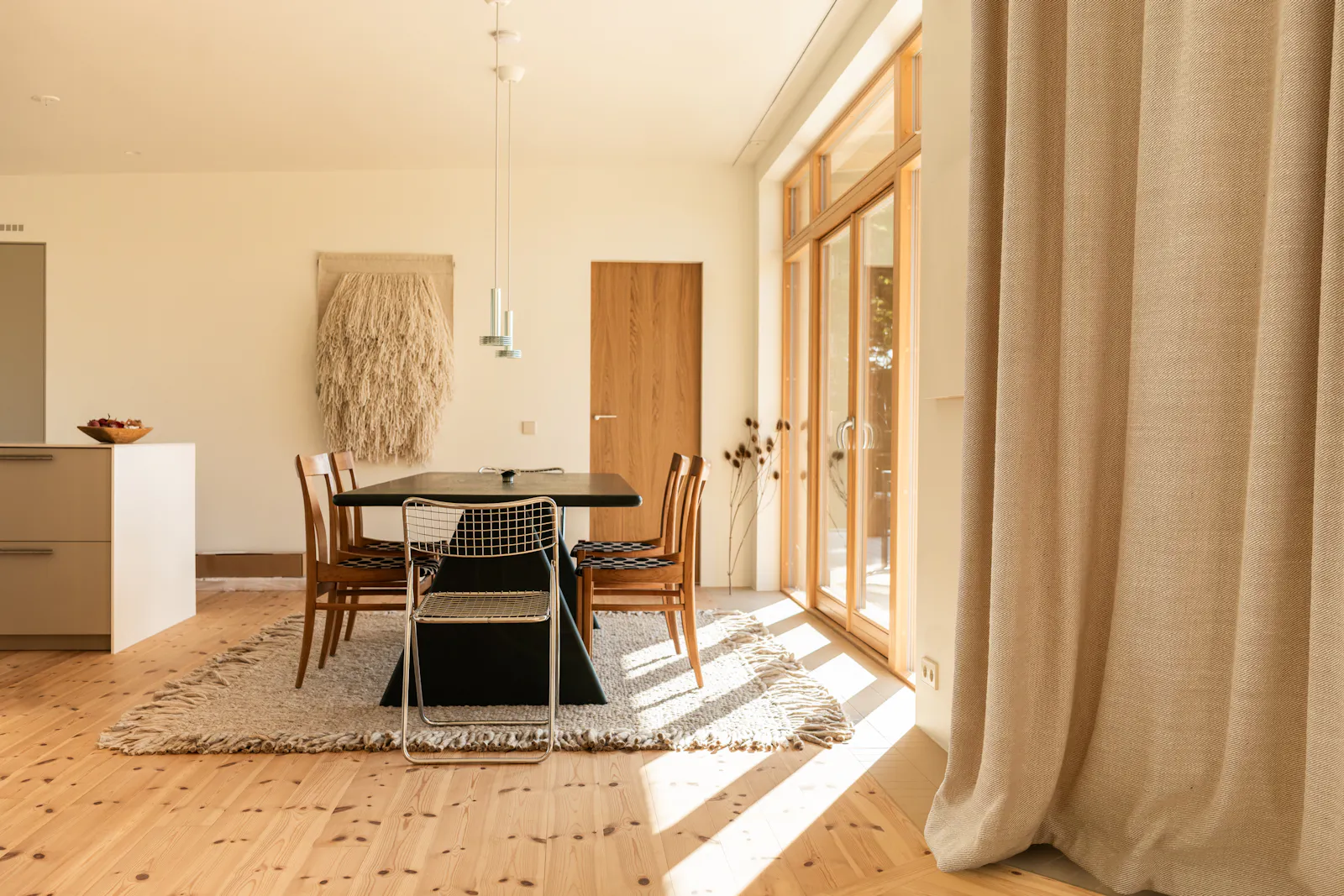 Arkitektritat hus på äng i Torekov – bild 6 av 24