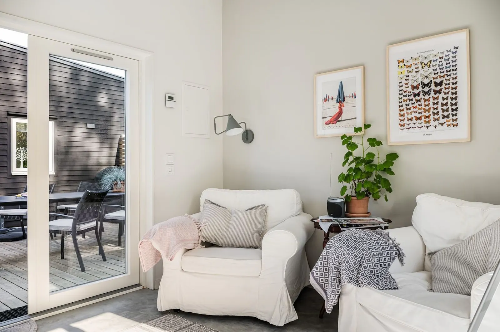 Nybyggt arkitektritat hus vid havet i Sandviken – bild 4 av 23
