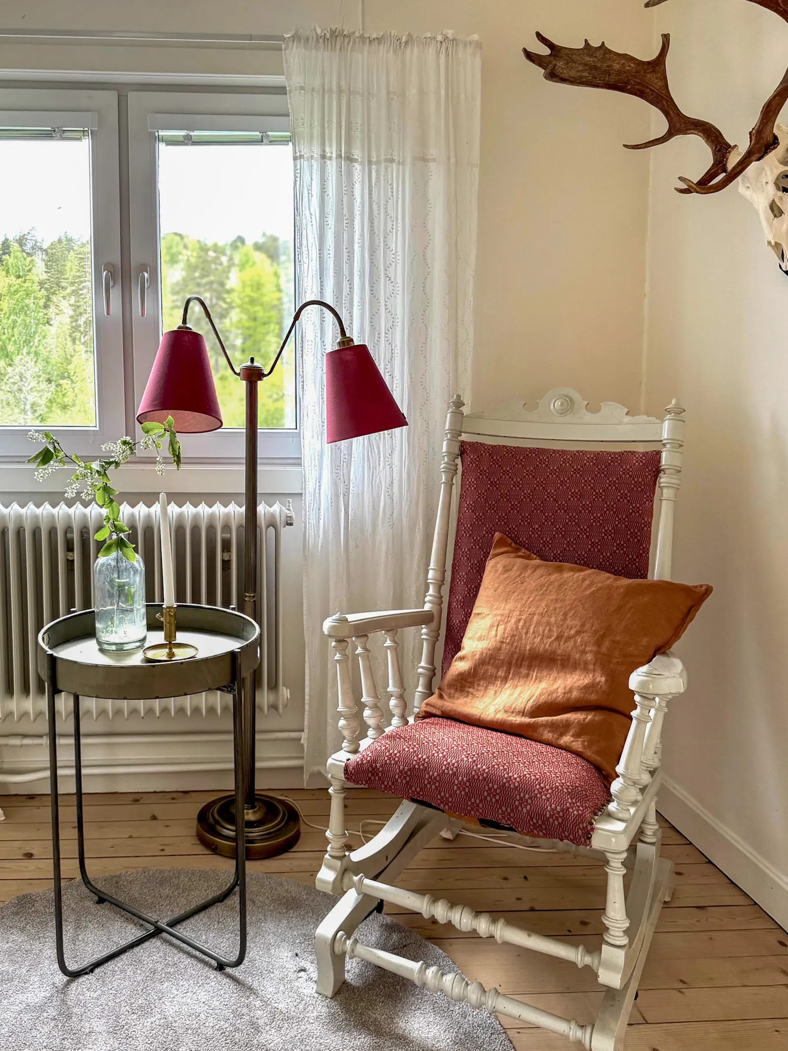 Stort hus med utsikt över skogssjö – bild 16 av 24