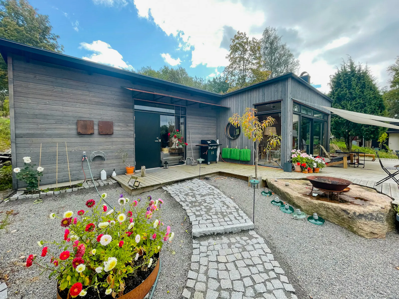 Modern funkisstuga med altan vid Vidöstern – bild 2 av 24