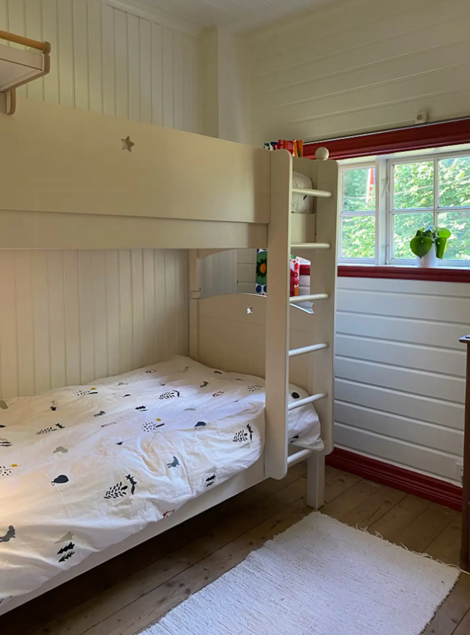 Trästuga vid en vacker sjö nära Vättern – bild 20 av 24