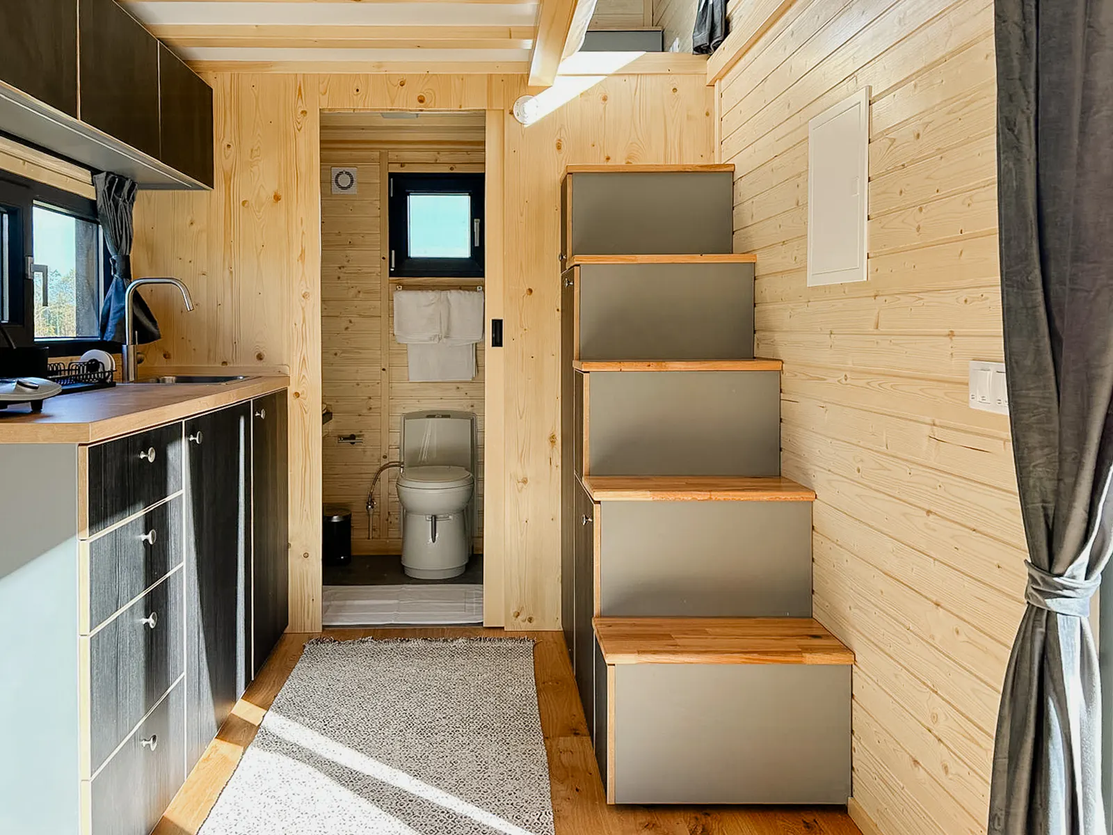 Minihus mellan åkrar och hav på Vässingsö – bild 4 av 24