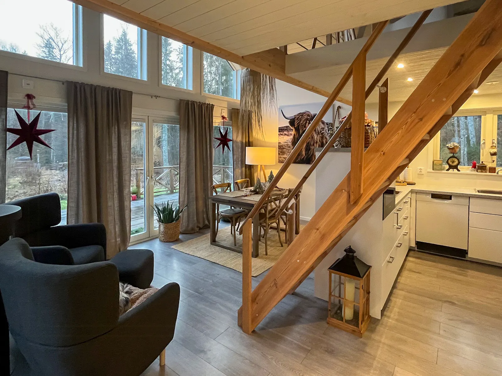 Modernt lofthus i skogen nära Gullabo – bild 3 av 24