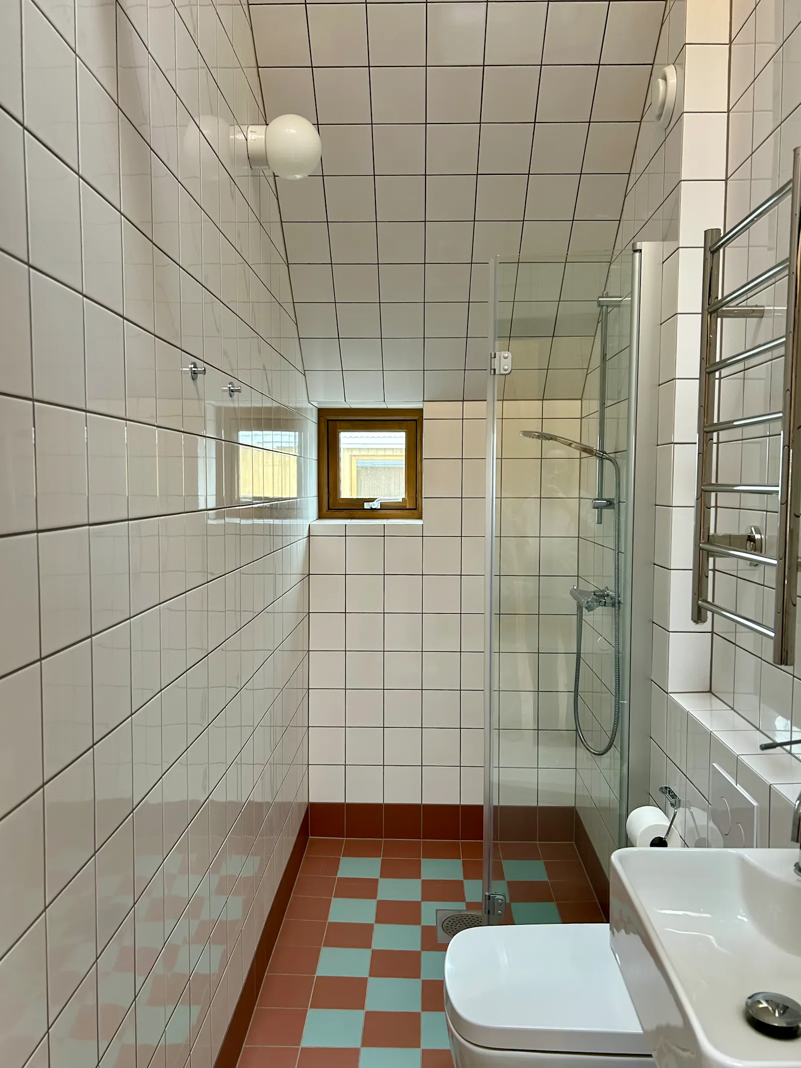 Unikt hus vid äppellund i Kivik – bild 13 av 17