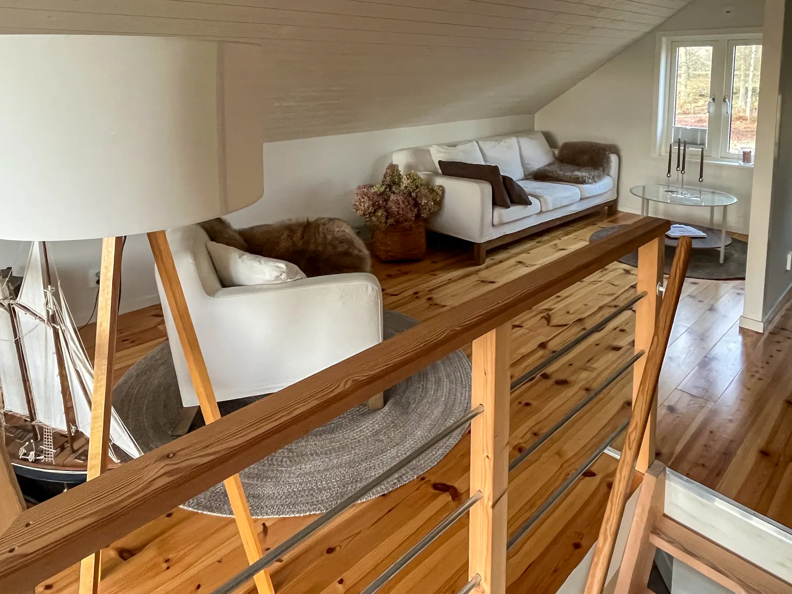 Modernt lofthus i skogen nära Gullabo – bild 16 av 24