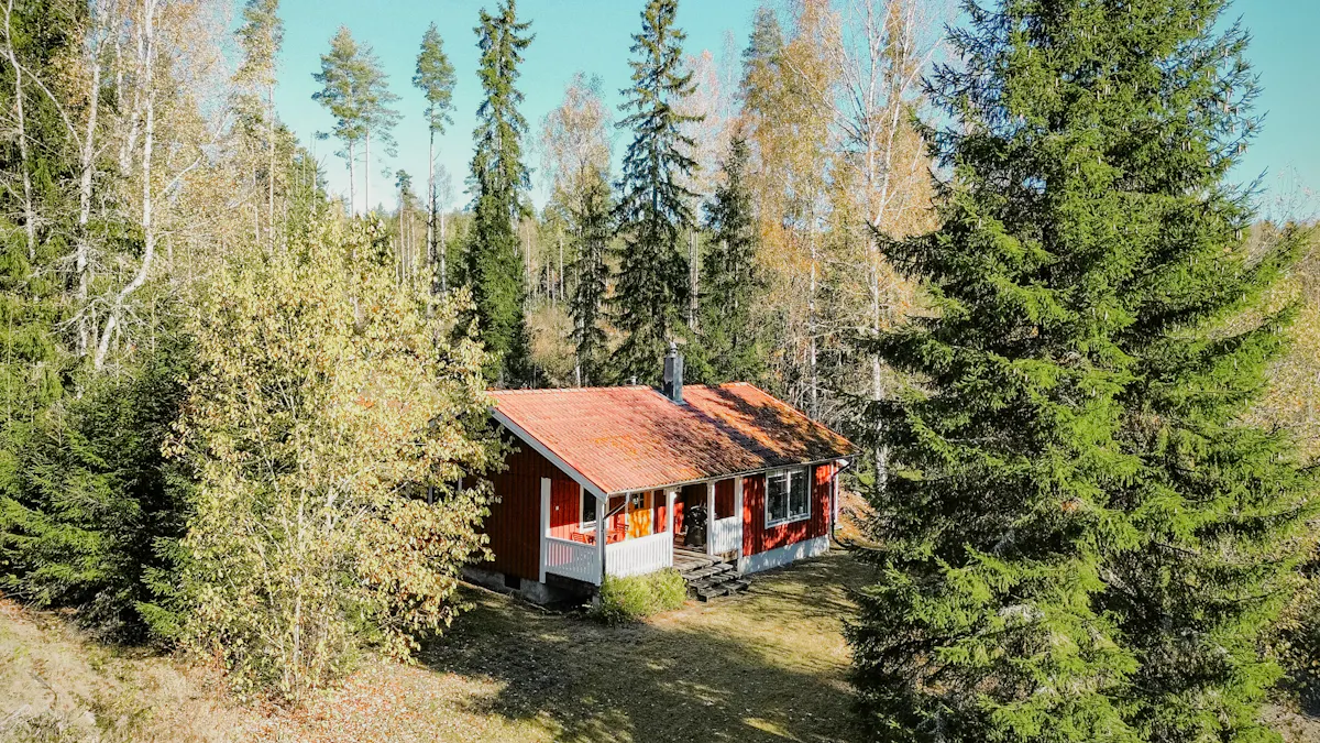 Rött skogshus med bastu nära Sunne