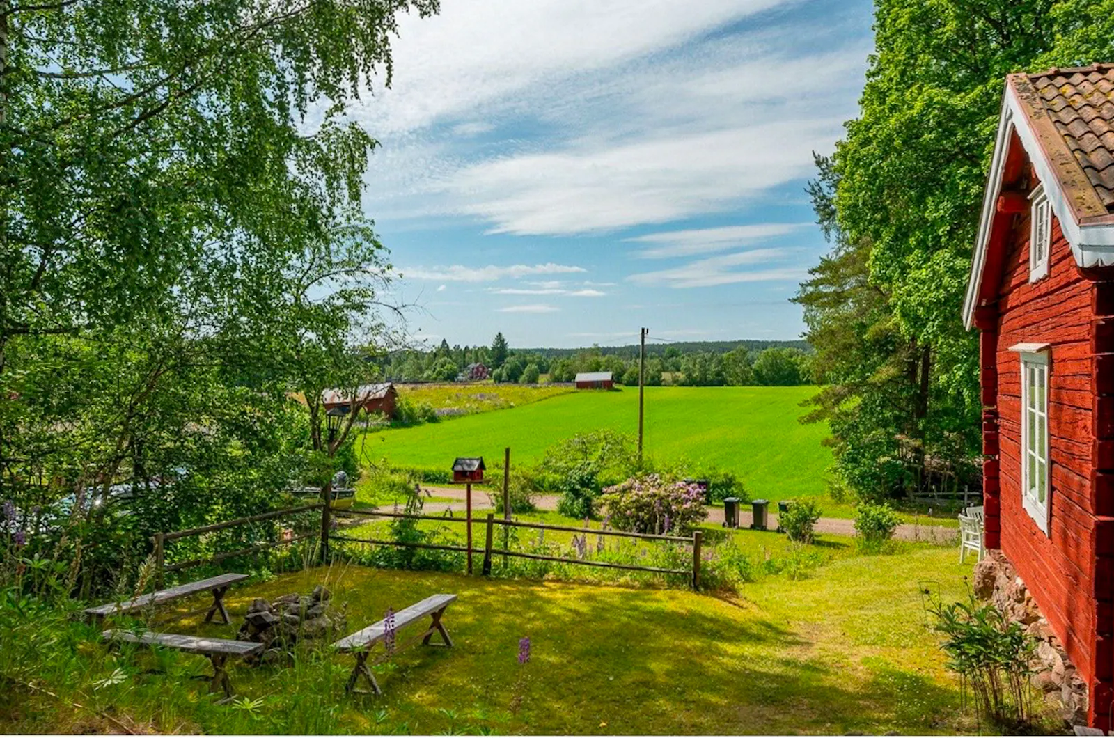 Timmerhus från 1800-talet vid ån i Gästrikland – bild 2 av 24