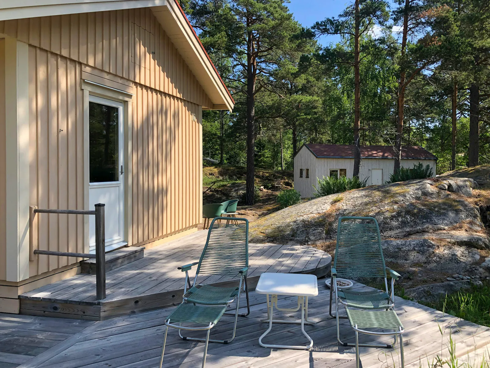 Trähus med tre uteplatser på Torö – bild 13 av 21