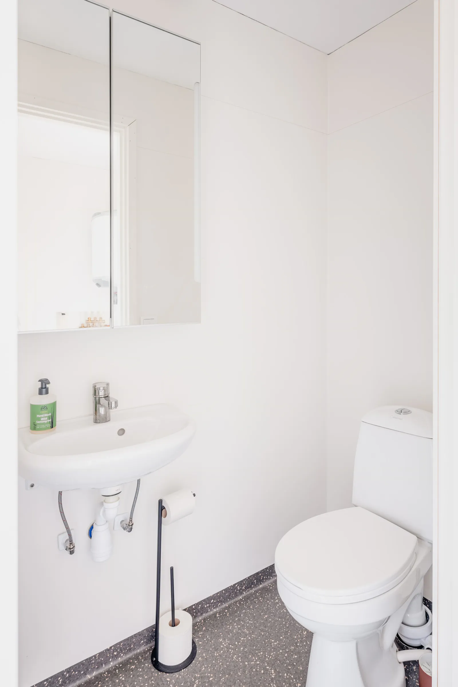 Nybyggd ateljé med naturnära design på Orust – bild 19 av 24