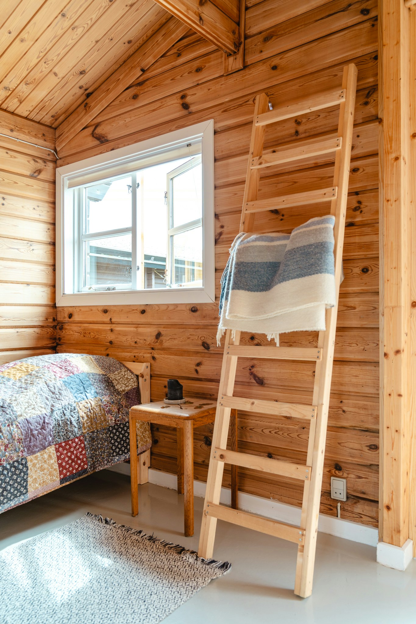 Una pequeña casa en el árbol en una gran comunidad, image size:2560x2560