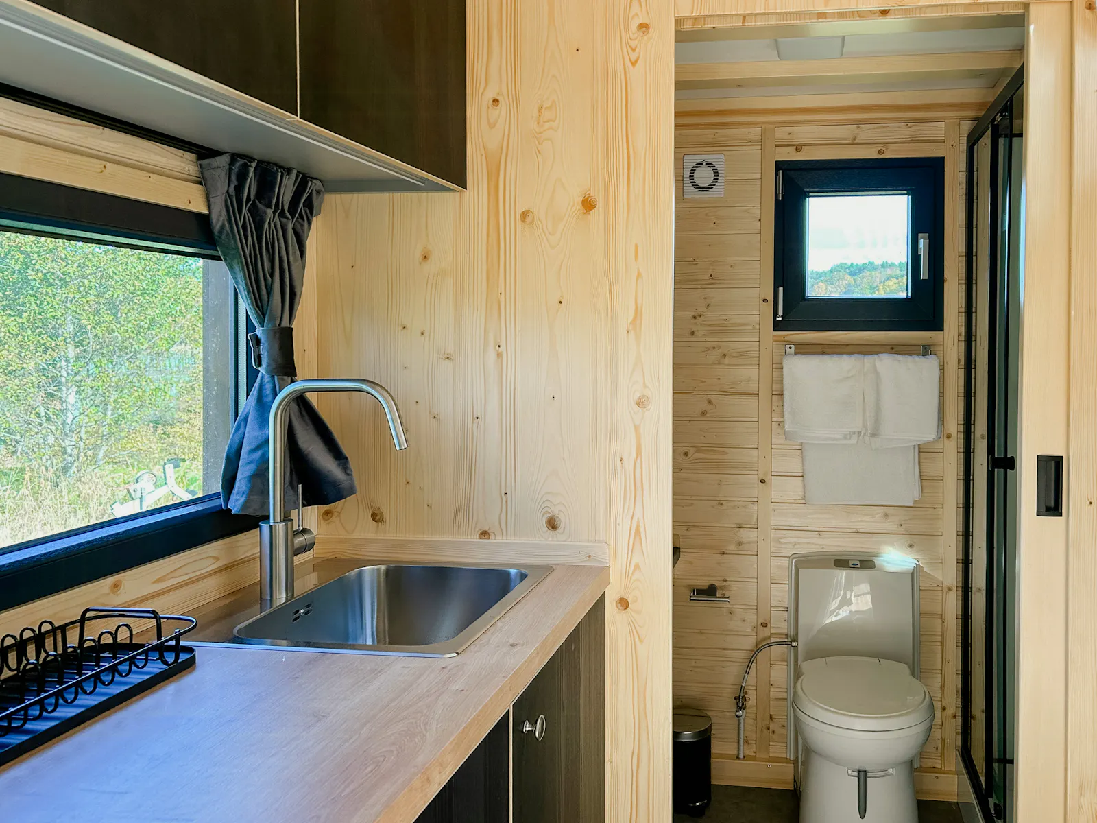 Minihus mellan åkrar och hav på Vässingsö – bild 6 av 24